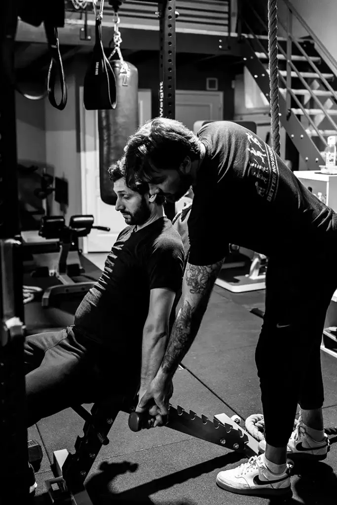 Jérémy échange avec un adhérentependant une séance de coaching